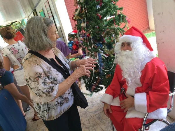 Adote uma carta e seja o Papai Noel de um velhinho