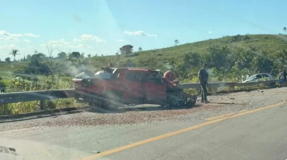 Colisão deixou três mortos e dois feridos na BR-422 Colisão deixou três mortos e dois feridos na BR-422