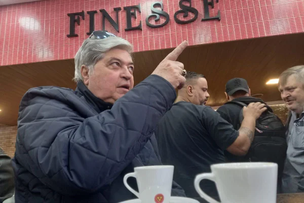 Foto colorida de José Luiz Datena em um café durante agenda de campanha na eleição à Prefeitura de São Paulo - Metrópoles