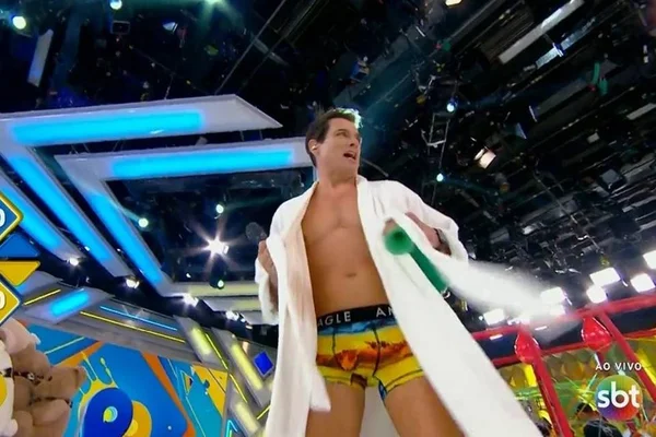 Vídeo. Celso Portiolli cumpre promessa e fica só de cueca no SBT