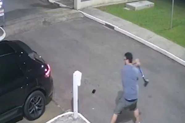 Vídeo. A marretadas, advogado furioso destrói entrada de condomínio