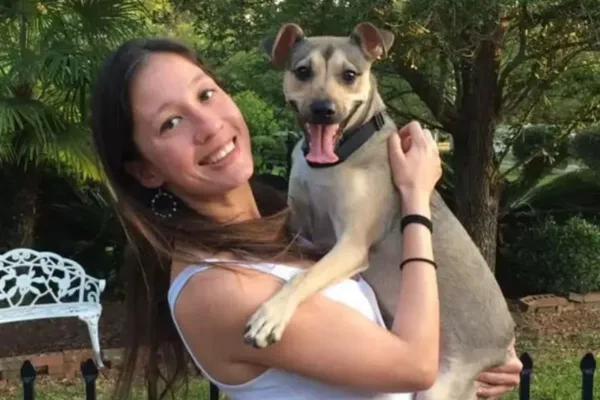 Mulher faz tatuagem tocante em homenagem ao falecido cachorro. Veja!