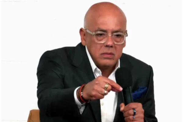 Foto colorida do líder do Parlamento venezuelano, Jorge Rodríguez - Metrópoles