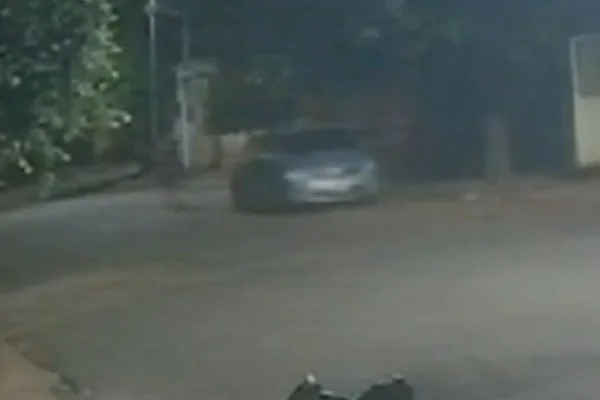 Imagem colorida mostra carro descendo de ré pouco antes de atropelar mulher - Metrópoles