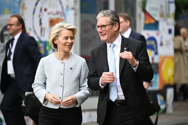 Imagem colorida mostra Ursula von der Leyen, presidente da Comissão Europeia, e Keir Starmer, primeiro-ministro do Reino Unido - Metrópoles