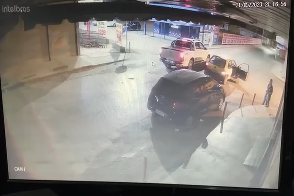 Momento em que Lindomar Pereira Barbosa é morto, após desentendimento no trânsito