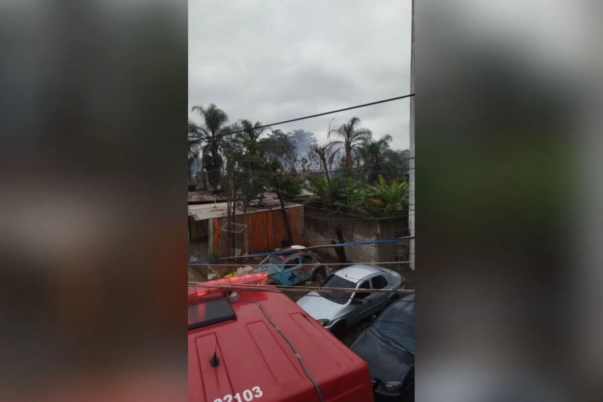 Incêndio atinge quase 30 moradias em comunidade na zona norte de SP - imagem 5 Incêndio atinge quase 30 moradias em comunidade na zona norte de SP - imagem 5