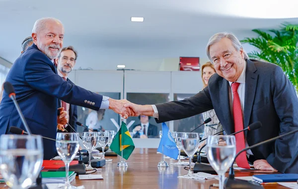 Imagem colorida de Lula e Guterres apertando as mãos no G20 - Metrópoles