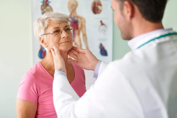 Mulher consultando pescoço com médico-Metrópoles
