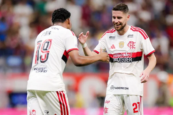 Foto colorida do time do Flamengo - Metrópoles