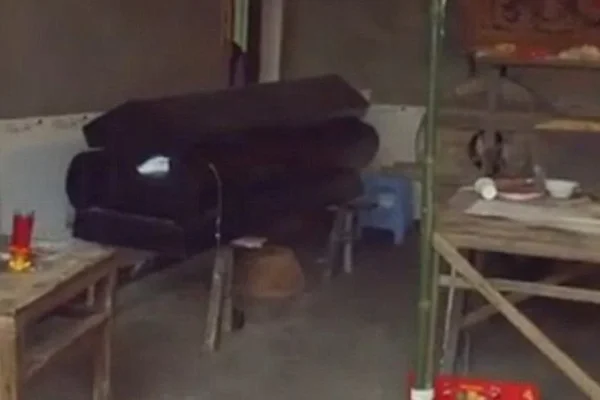 “Morto” pede socorro dentro do caixão durante funeral