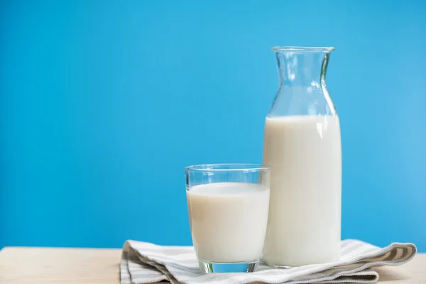 Foto colorida de leite - Beber leite fortalece os ossos? Entenda o que nutricionistas dizem
