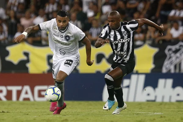 Exames descartam fratura no tornozelo do botafoguense Alex Santana
