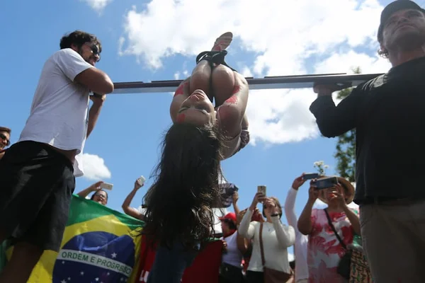 Manifestantes fazem ato no DF contra celebrações do golpe de 1964