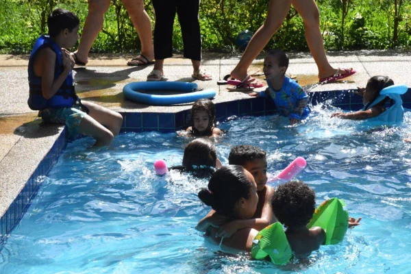 imagem colorida crianças com autismo brincam em piscina aparecida de goiania