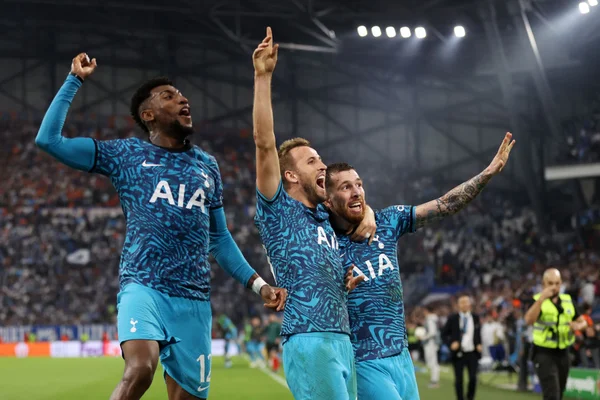Tottenham comemora em partida da Champions League - Metrópoles