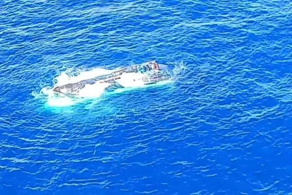Imagem mostra barco que estava sob suspeita de naufrágio e deixou pescadores desaparecidos - Metrópoles