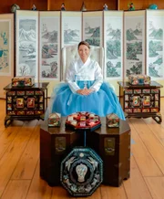 Primeira-dama com hanbok azul-claro Primeira-dama com hanbok azul-claro