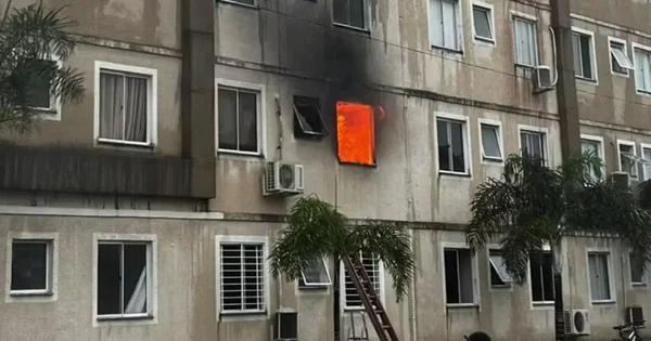 Imagem colorida de apartamento em chamas - Metrópoles