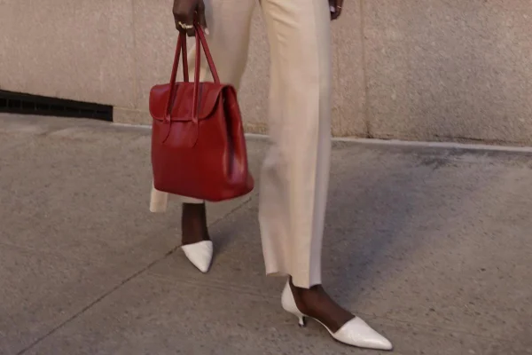 Na imagem com cor, foto dos kitten heels - metrópoles