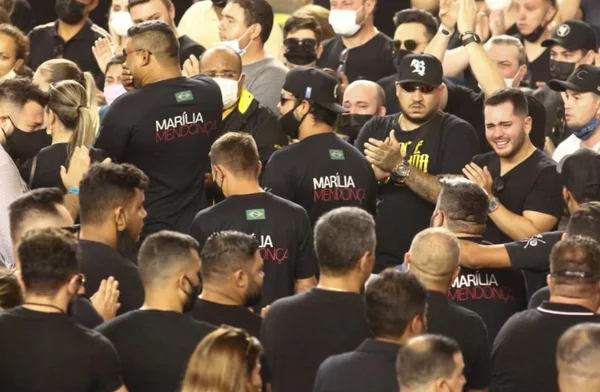 Equipe de Marília Mendonça chega sob aplausos no enterro da cantora