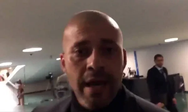 Justiça absolve Daniel Silveira por quebrar celular e culpa jornalista