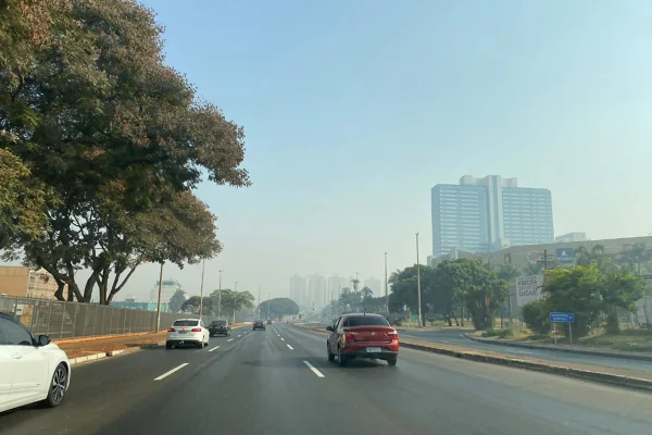Fumaça toma DF na manhã deste domingo