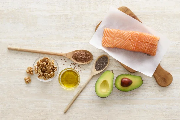Foto colorida de alimentos que são fontes deômega-3 - entre eles, salmão, abacate, chia e nozes -Metrópoles.