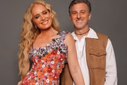Angélica e Luciano Huck posam juntos e sorridentes Angélica e Luciano Huck posam juntos e sorridentes