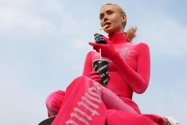 Modelo com peças da Vetements