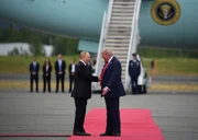 Putin e Trump se cumprimentam