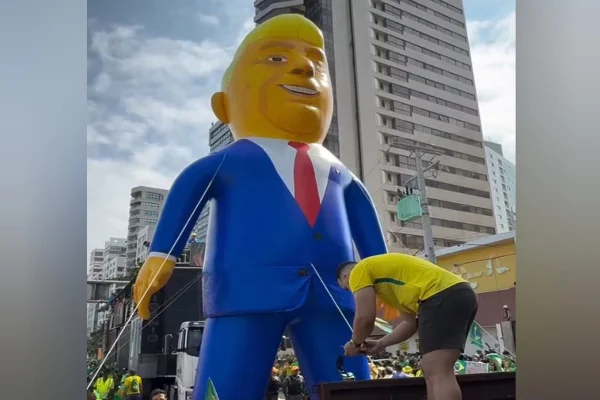 Manifestação de 7 de Setembro em Recife tem boneco gigante de Trump