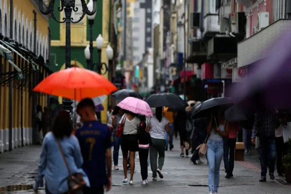 Pessoa embaixo do guarda-chuva SC - Metrópoles