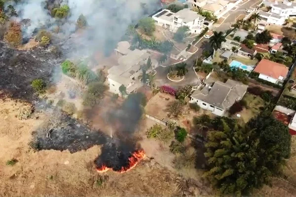 Imagens de drones mostram fogo avançando contra casas no Park Way