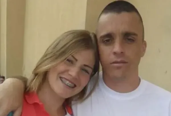 foto colorida_ homem e mulher sorrindo