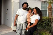 Xande de Pilares e Thay Pereira, conhecida como Mikimbeth, com a filha do casal, Estrela, de 2 anos
