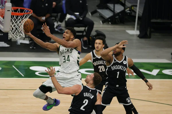 NBA: Milwaukee Bucks vence Brooklyn Nets e confirma vaga nos playoffs