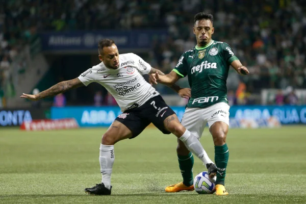 Imagem colorida de Gabriel Menino e Maycon em disputa de bola por jogo do campeonato brasileiro entre Corinthians e Palmeiras- Metrópoles