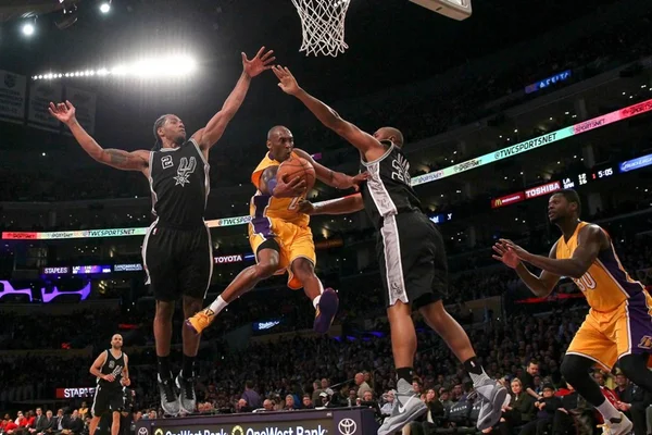Aro em que Kobe Bryant moldou arremesso na infância vai a leilão, diz site