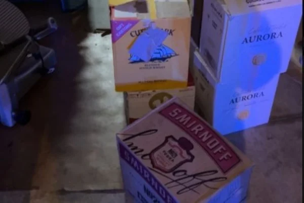 Imagem mostra caixas de bebidas - Metrópoles