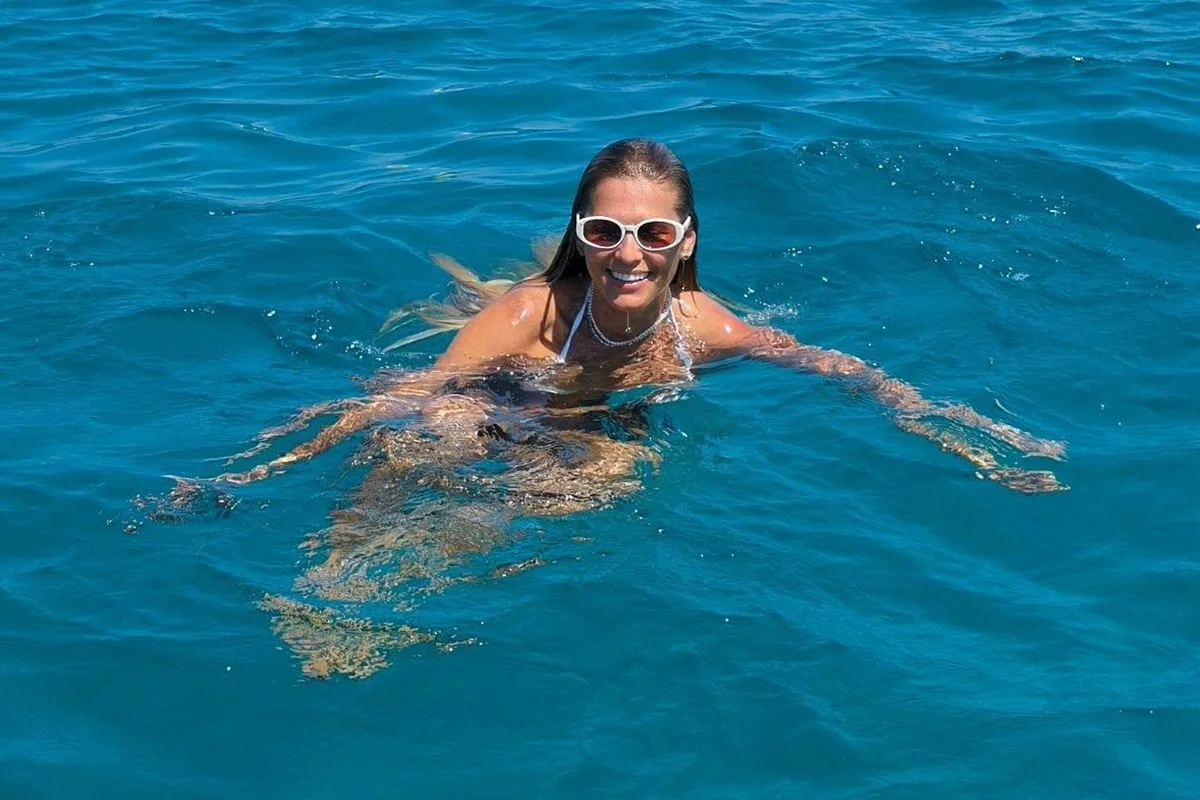 Lívia Andrade posa no mar Lívia Andrade posa no mar
