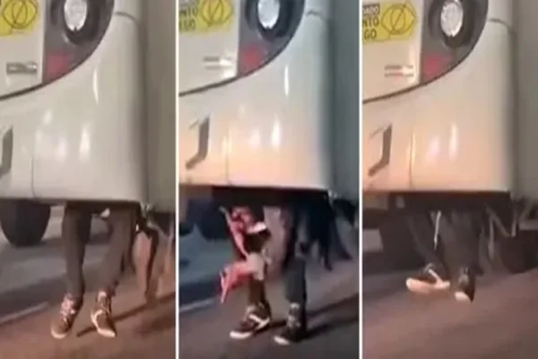 Imagem colorida, pessoa pendurada em ônibus - Metrópoles