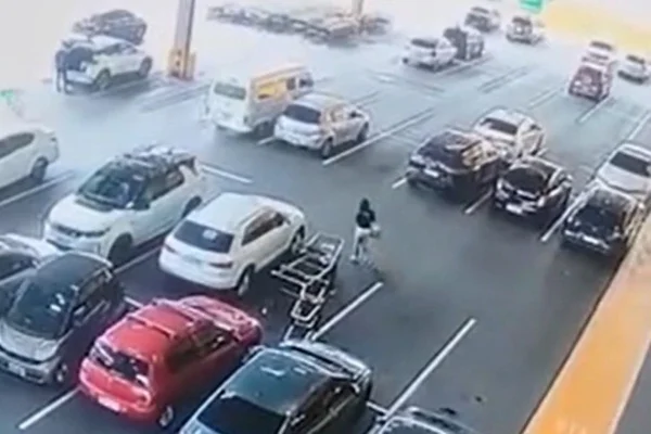 Mulher é sequestrada em estacionamento de supermercado - Metrópoles
