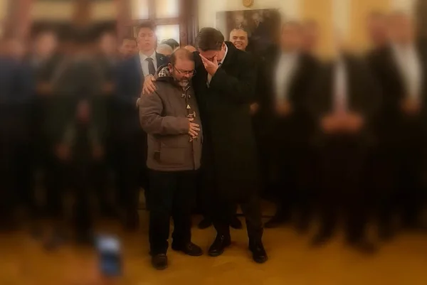 Em Israel, Bolsonaro reza e se emociona com fiéis: “Peço coragem”