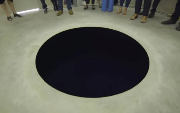 Homem cai em fosso de obra de arte que parecia uma pintura no chão