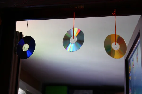Cds pendurados por fios