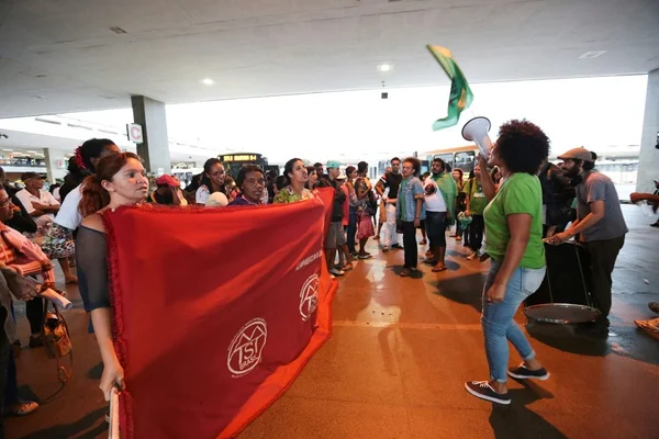 Estudantes da UnB e sem-teto protestam na Rodoviária contra comentário de Alexandre Garcia sobre cotas
