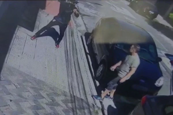 Imagem colorida mostra bandido apontando arma para PM durante tentativa de assalto em Santo André - Metrópoles
