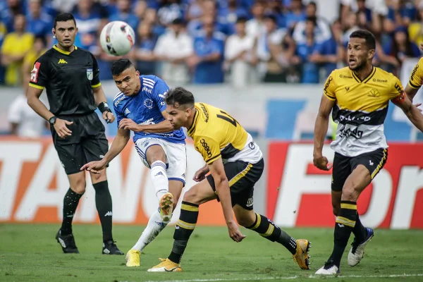 Cruzeiro empata e perde os 100%, mas segue invicto em casa