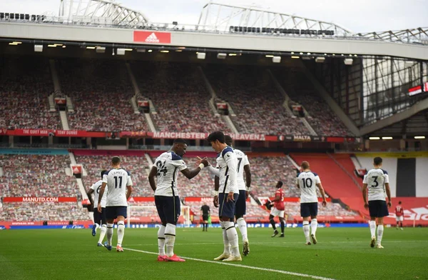 Manchester United tem jogador expulso e Tottenham atropela em Old Trafford